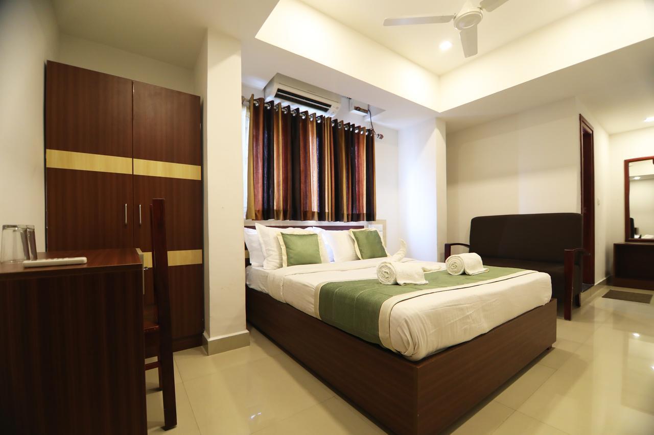 Oyo 18604 Puthens Capitol Inn Kochi Exterior foto